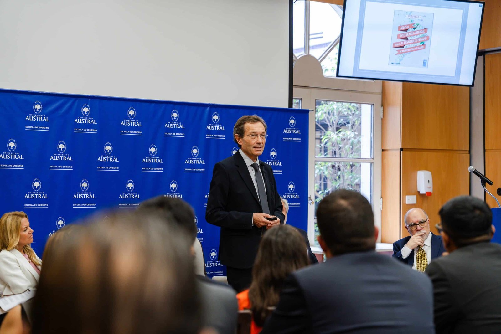 Gustavo Béliz en conferencia