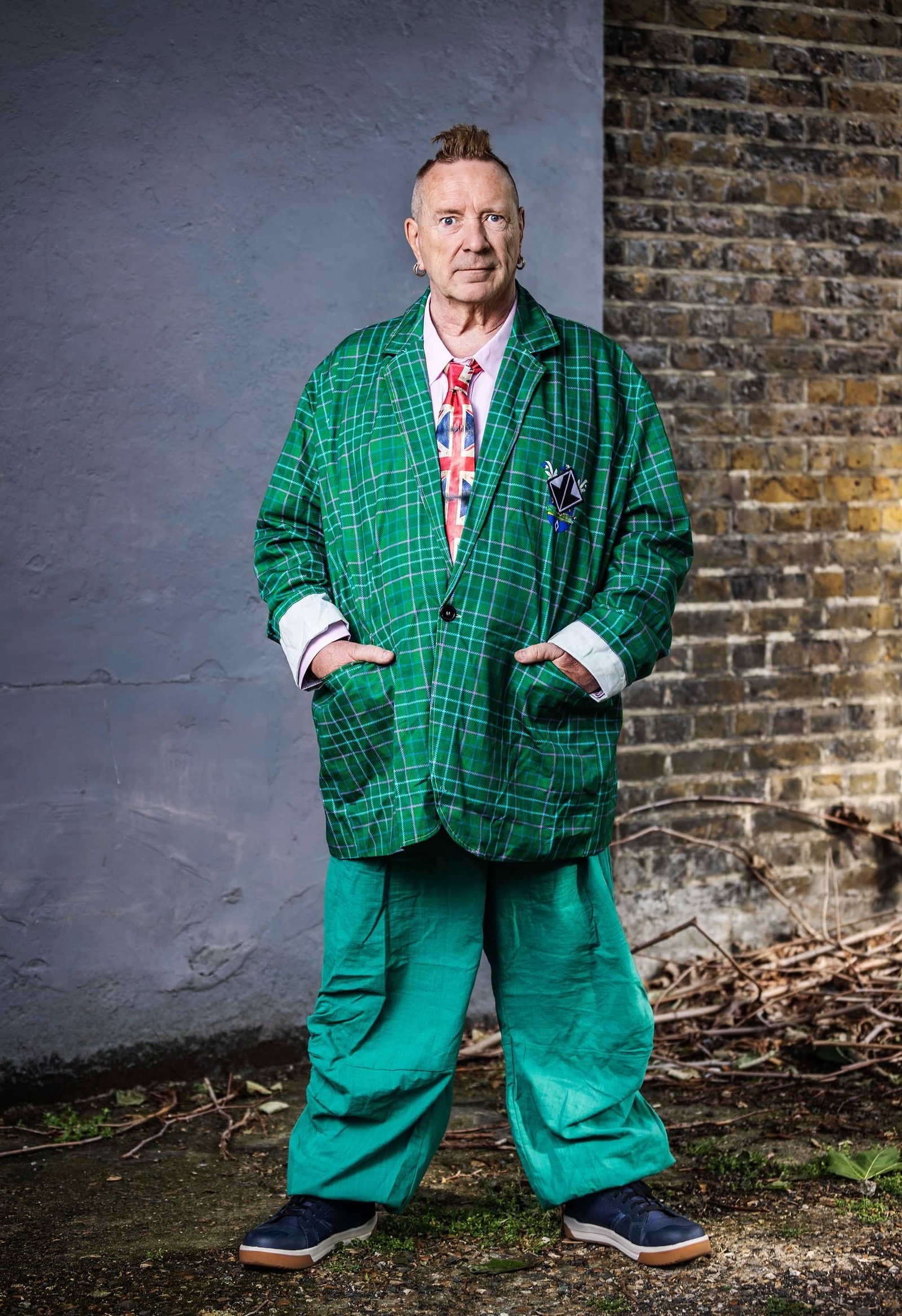 John Lydon con sus trajes oversize y su cresta intacta. (Crédito: Paul Heartfield)