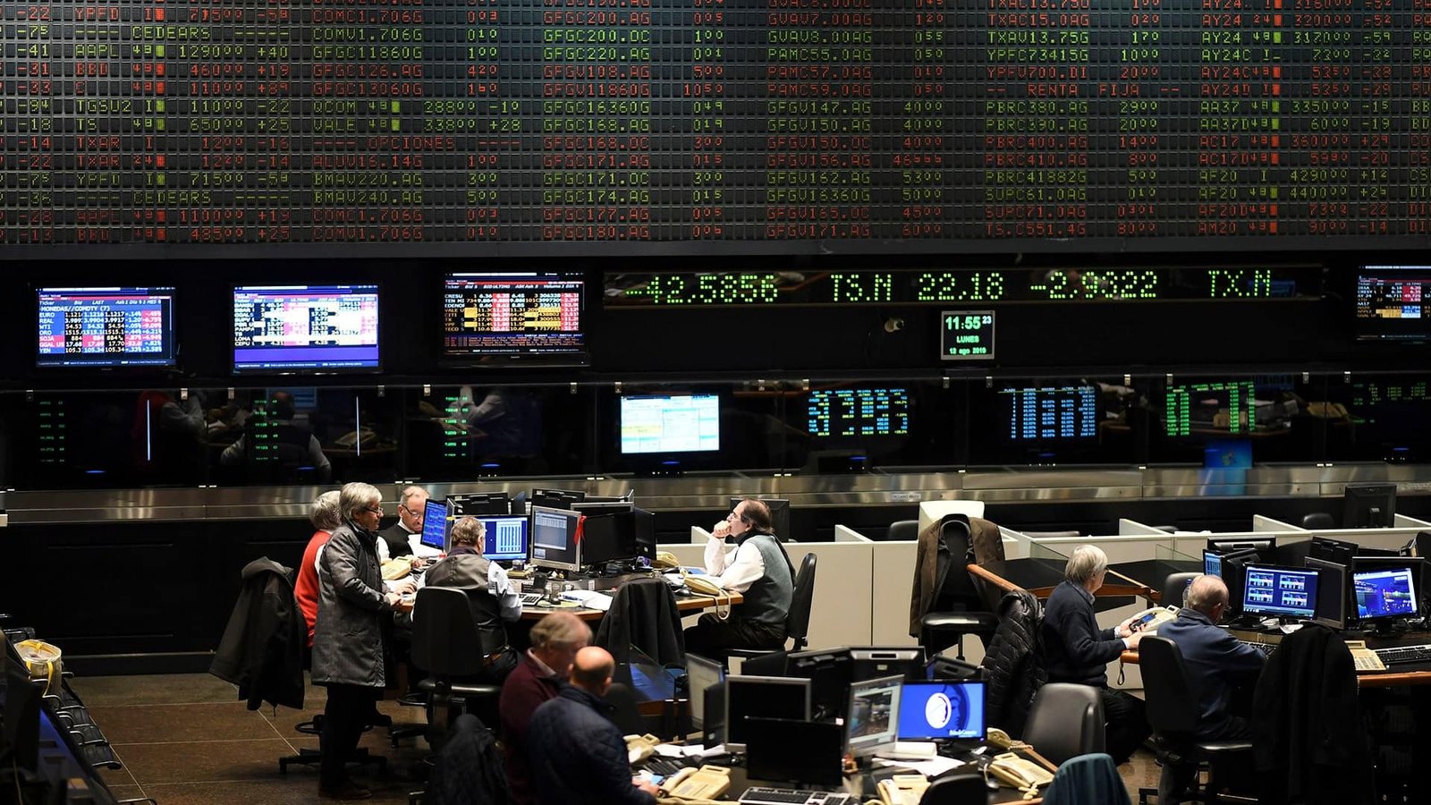 Las acciones argentinas volvieron a una senda alcista y crece la expectativa por un 2026 mejor de lo esperado. (Photo by RONALDO SCHEMIDT / AFP)