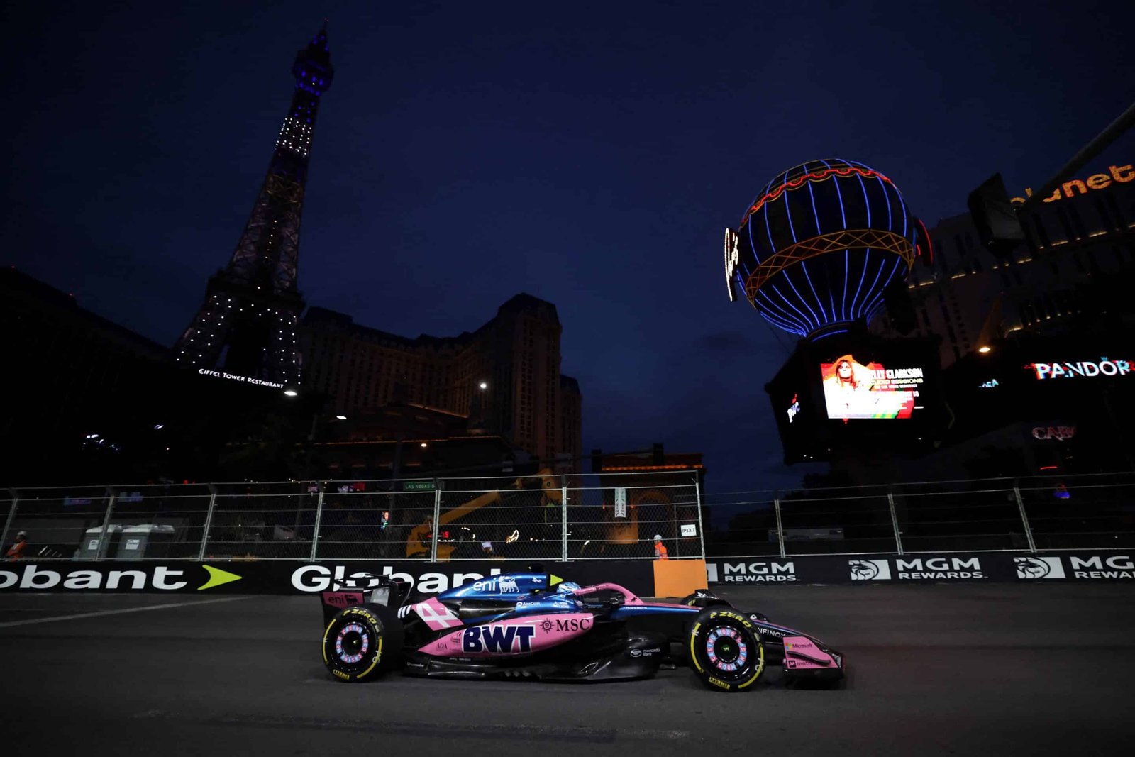 El argentino tuvo problemas para completar una vuelta limpia (REUTERS/Jeenah Moon)