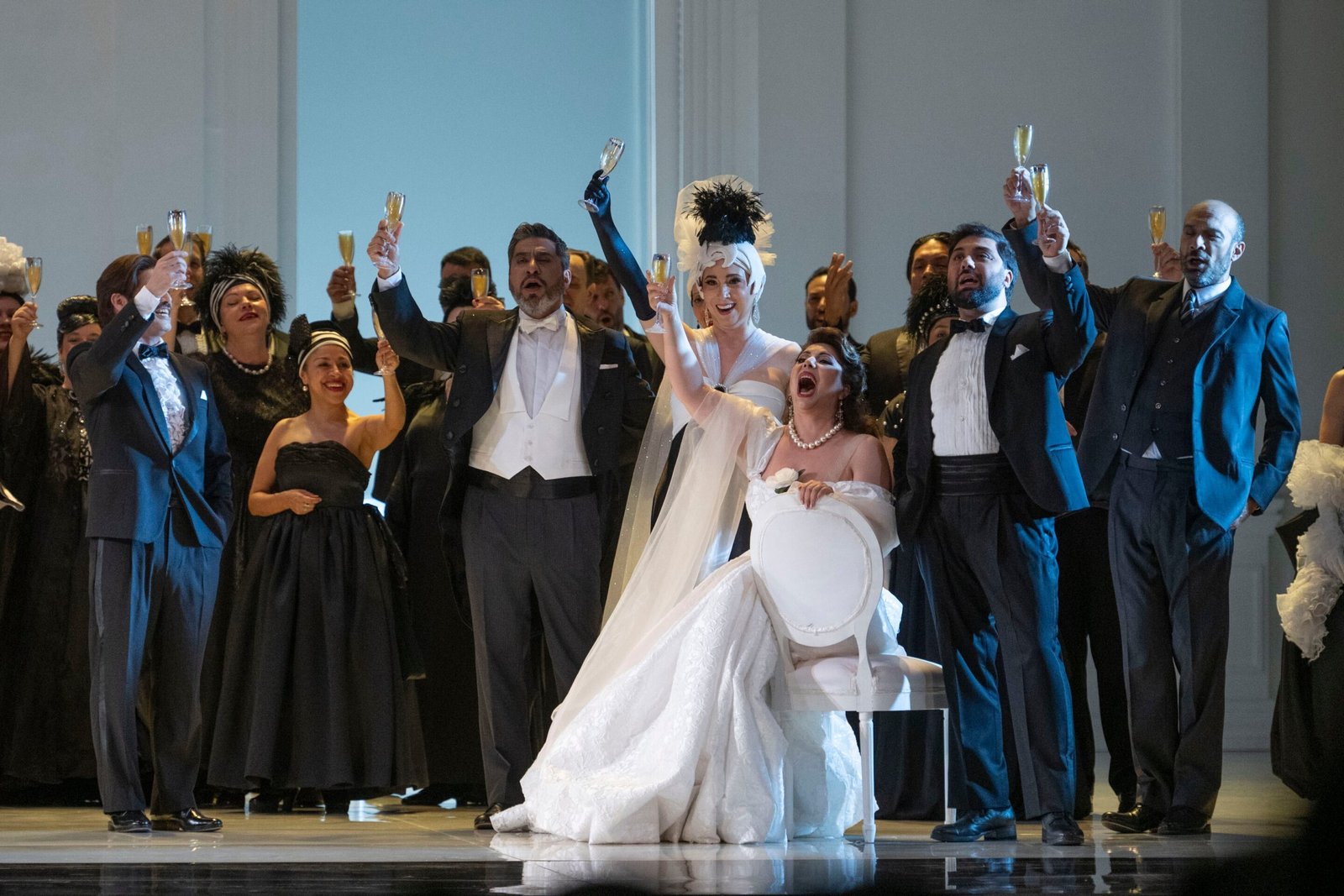 Balenciaga, Dior y más diseñadores de fines de los años cincuenta y principios de los sesenta inspiraron a Schussheim