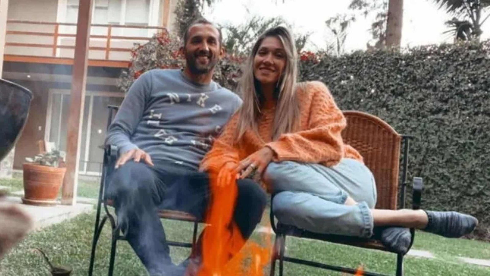 Hernán Barcos acompañado de Giuli Cunha en su domicilio. - Crédito: @giulicunha