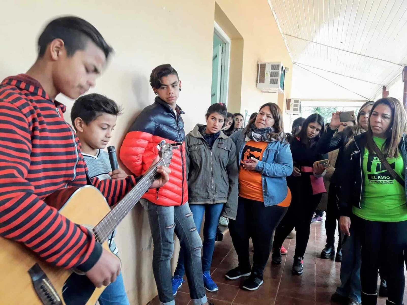 Samuel se acercó a la música en la iglesia.