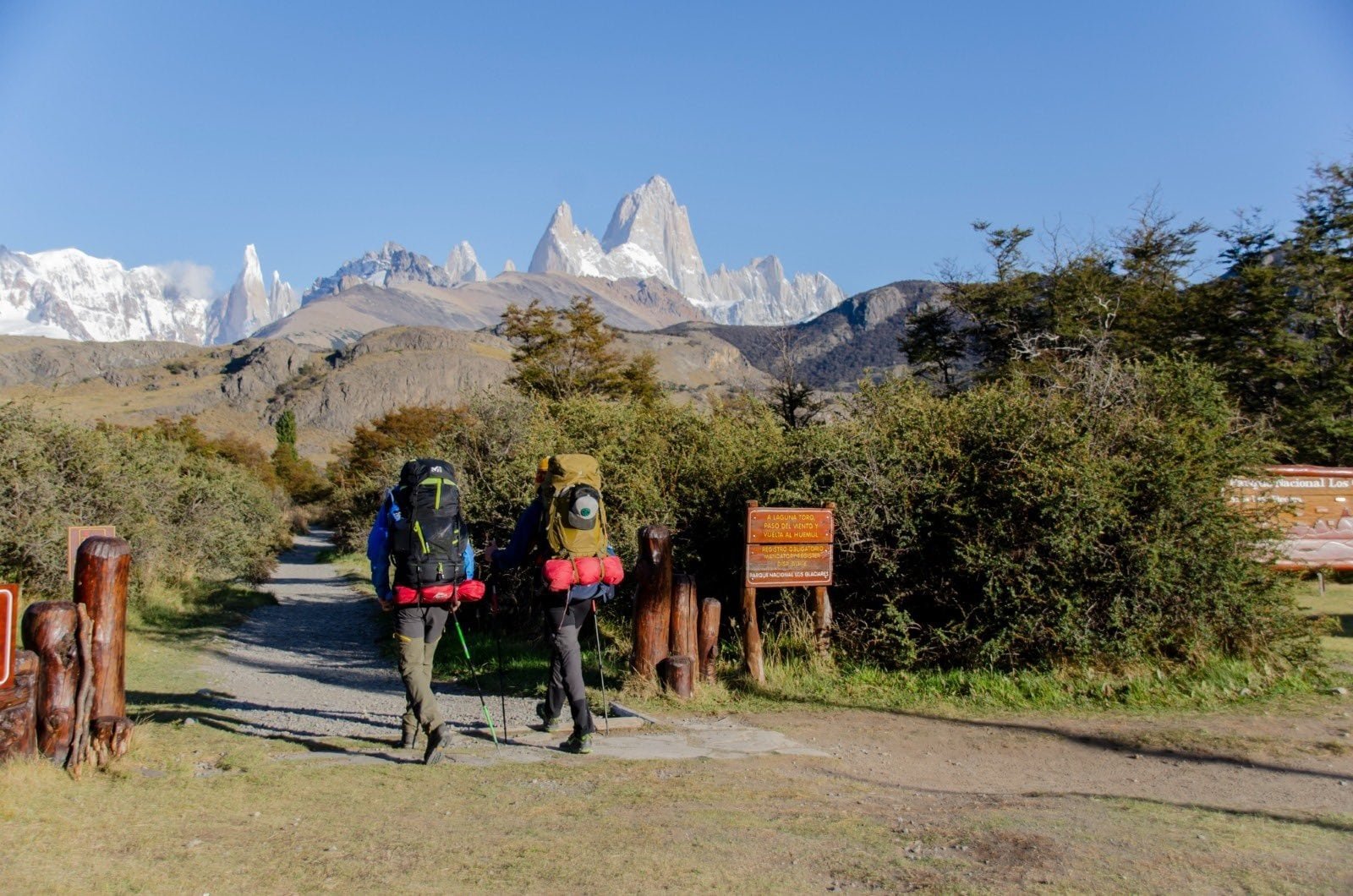 Un acceso del camino de trekking al Chalten