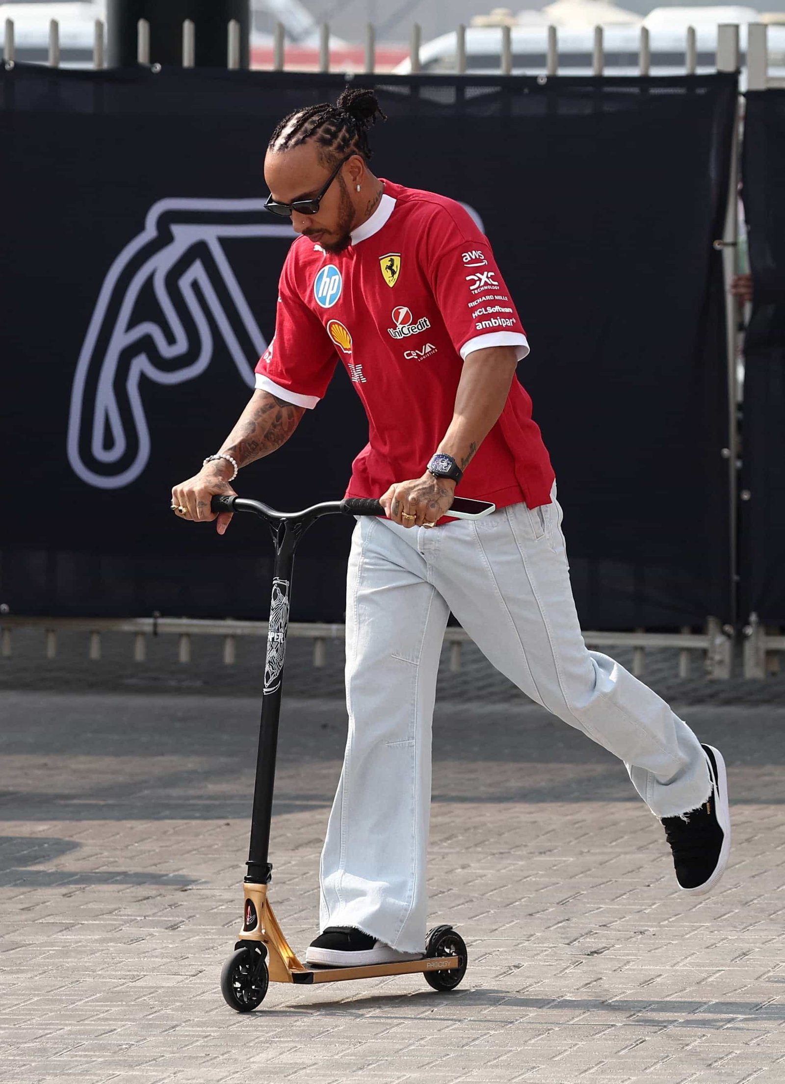 Lewis Hamilton llegó en monopatín al paddock (REUTERS/Jakub Porzycki)