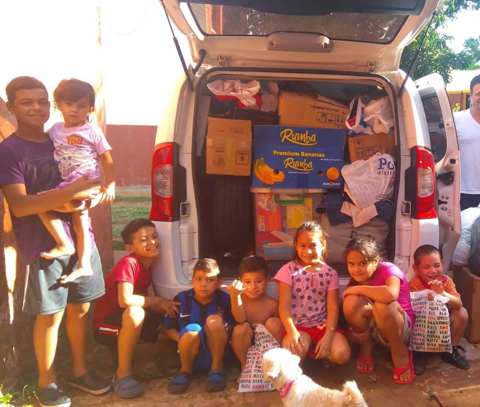 Samuel junto a Claudio y Josué y otros niños del hogar.