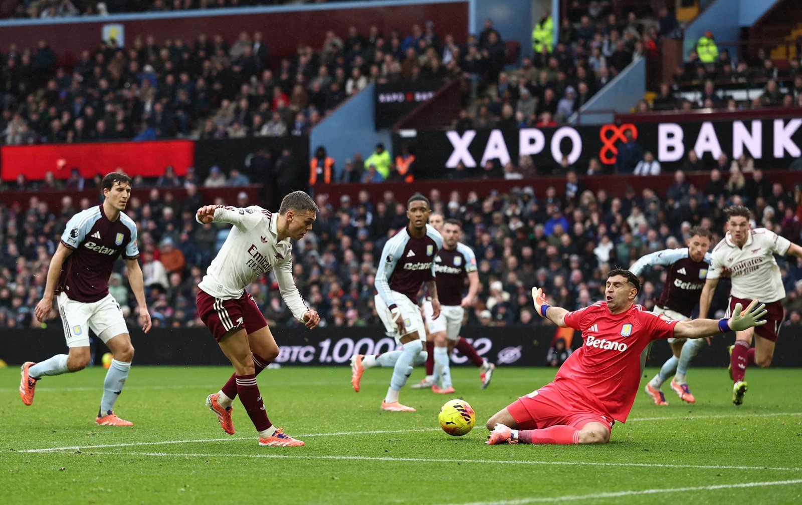 El Dibu Martínez fue clave en la portería del Aston Villa ante Arsenal (REUTERS/David Klein)