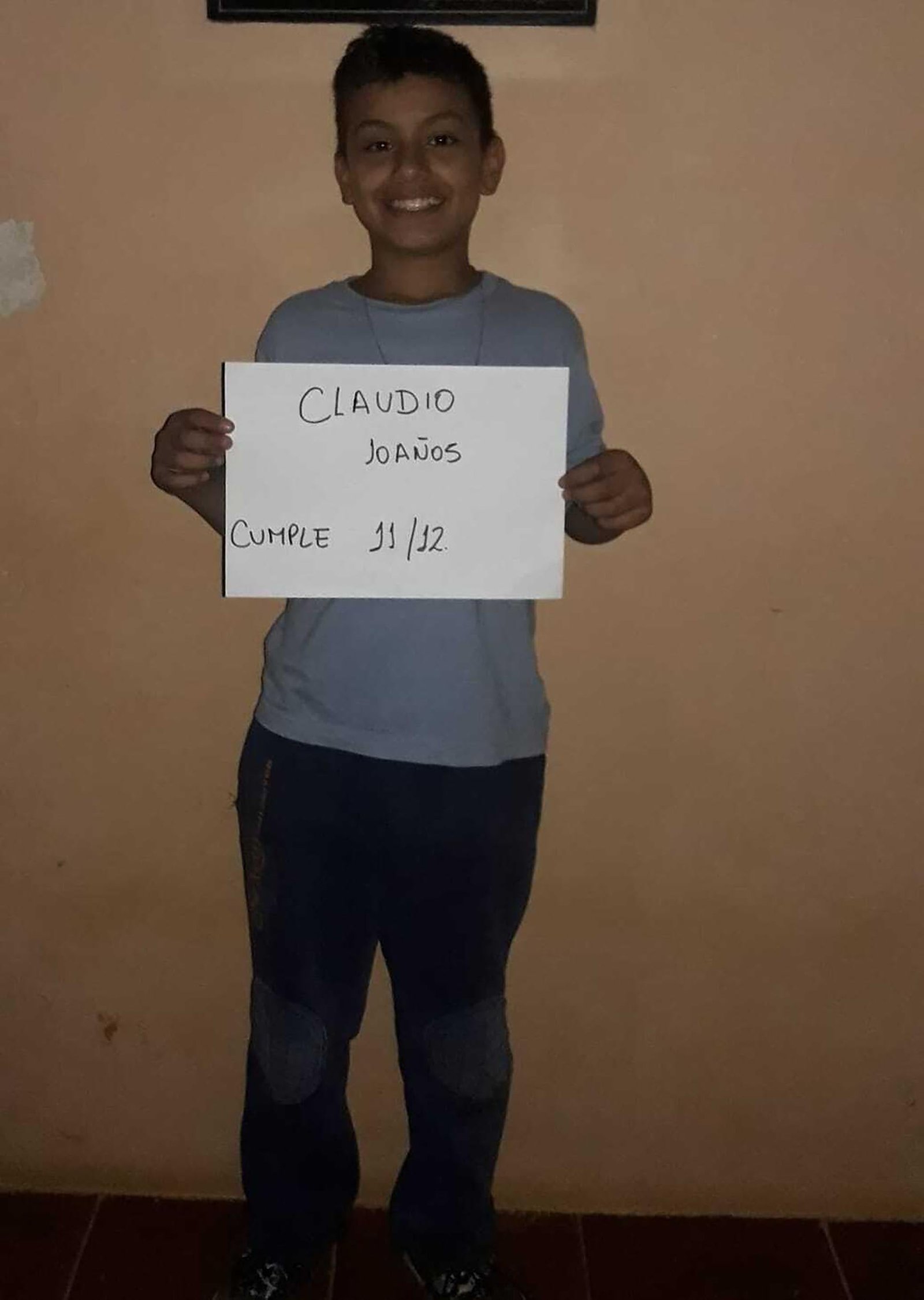Fue su mamá adoptiva quien tuvo que darle la noticia de la muerte de Claudio en el hogar.