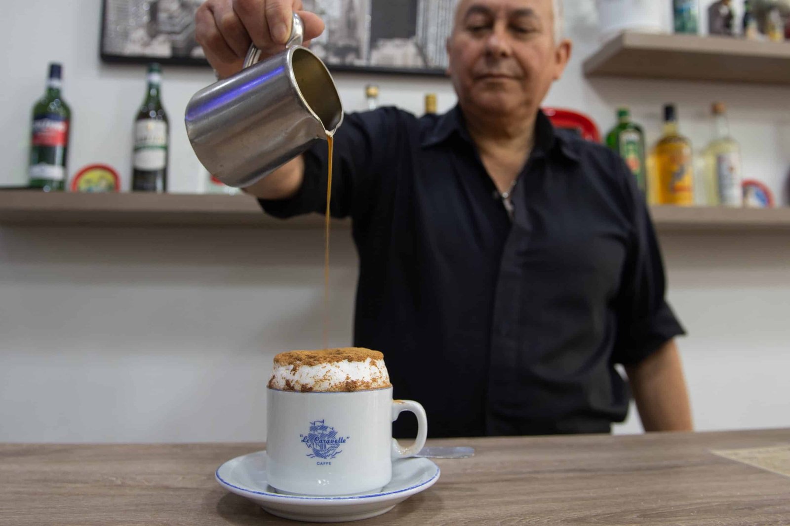 Ángel trabaja desde 1990 en el mismo café, al que llegó a través de su hermano.