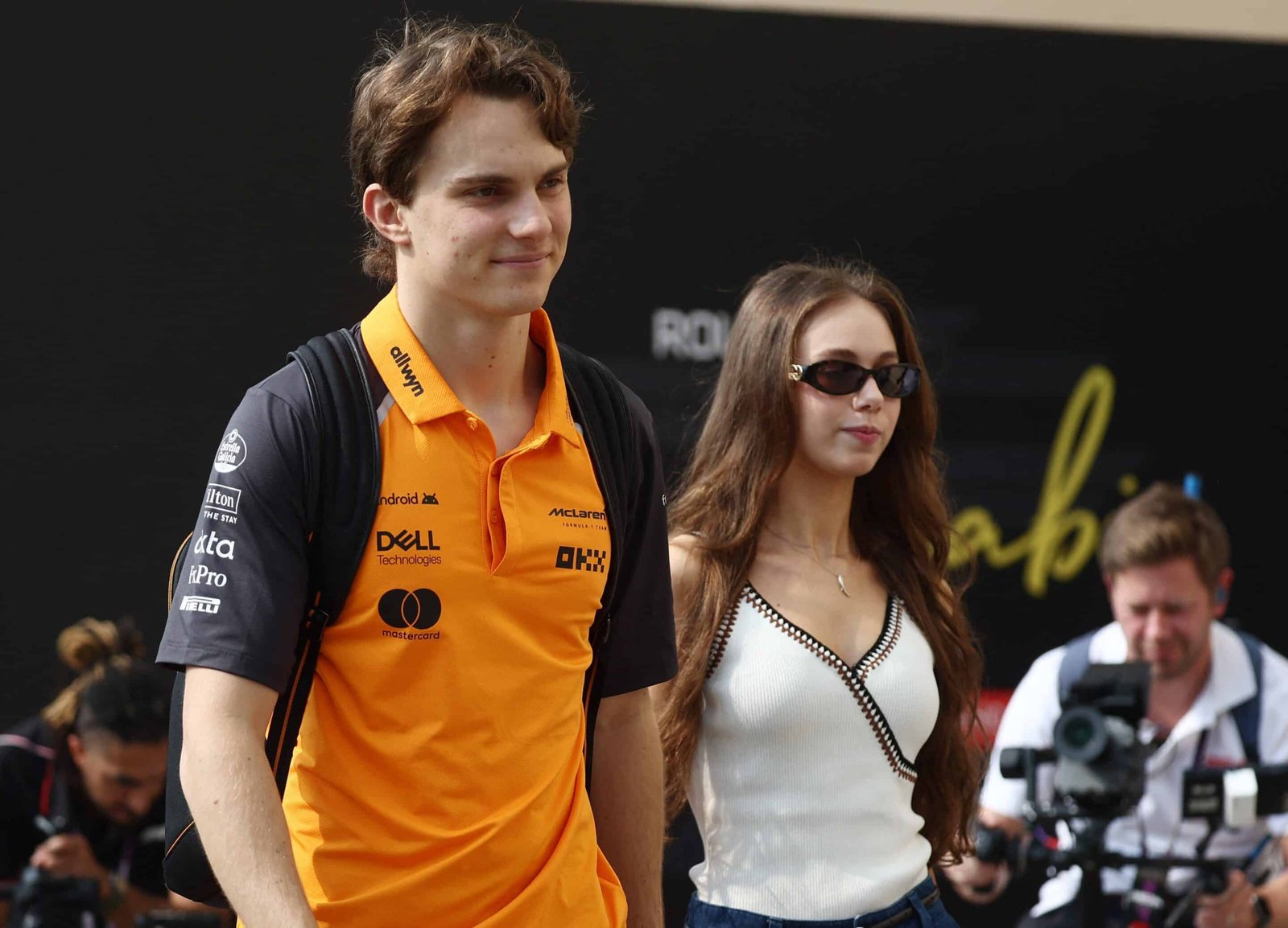 Oscar Piastri junto a su parejan Lily Zneimer (REUTERS/Jakub Porzycki)